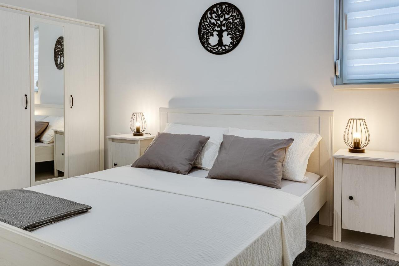 Apartments Juraj Petrčane Extérieur photo
