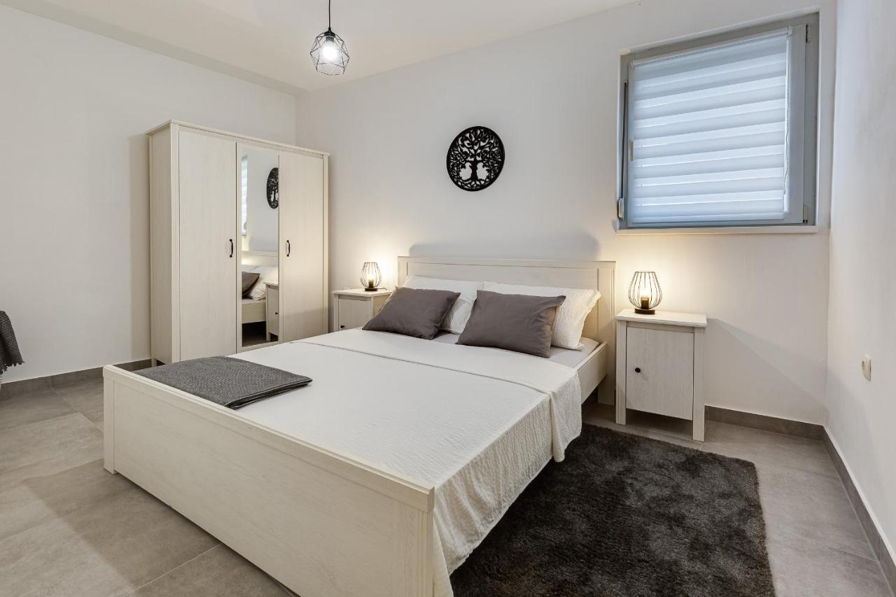 Apartments Juraj Petrčane Extérieur photo